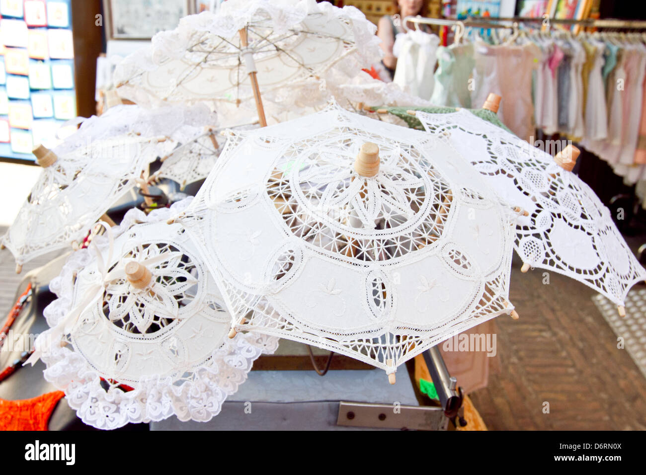 Restokki Ombrello da Sposa in Pizzo di Cotone, Ombrello Decorativo con Manico in Legno di Moda, per Feste di Matrimonio Che Ballano Fotografia Prop(White L