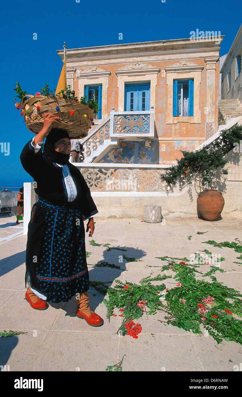Grecia DODECANNESO, Karpathos, Donna cestello di trasporto sulla testa Foto Stock