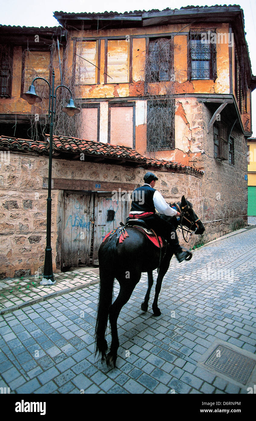 La Grecia e la Macedonia, Naoussa, uomo asino di equitazione in villaggio Foto Stock