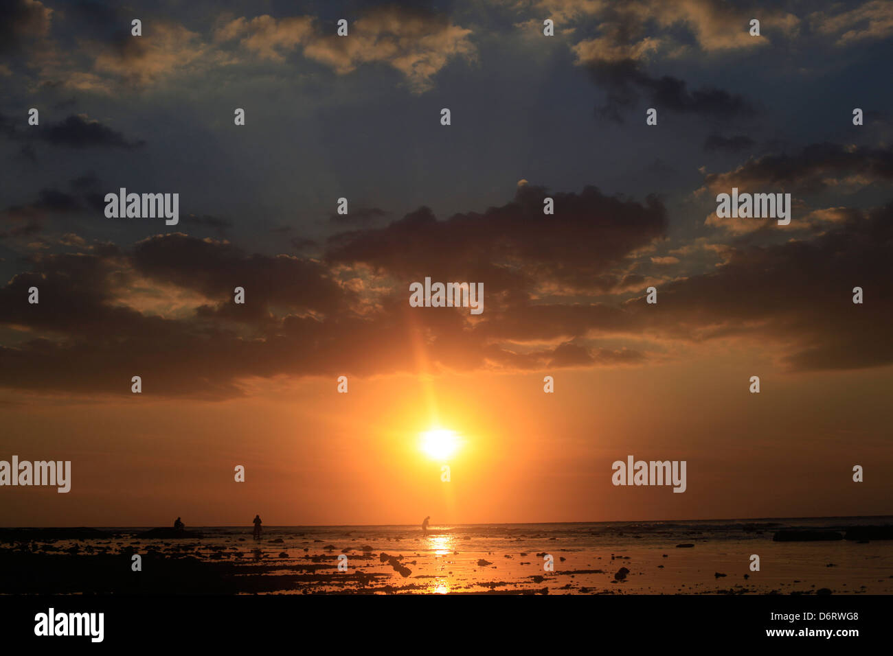 Un tramonto spettacolare è visto da Gili Trawangan guardando verso Bali, Indonesia Foto Stock