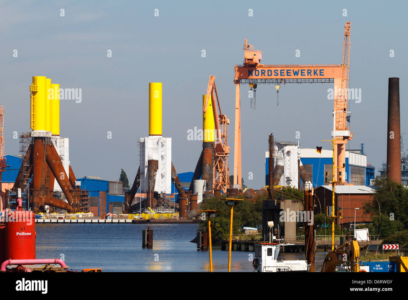 Emden, Germania, che si affaccia sul Mare del Nord SIAG funziona con basi per sulle turbine eoliche offshore Foto Stock