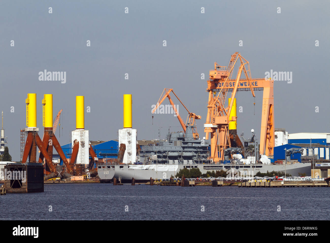 Mare del Nord SIAG funziona con basi per sulle turbine eoliche offshore e il nuovo Einsatzgruppenversorger Bonn della marina tedesca Foto Stock