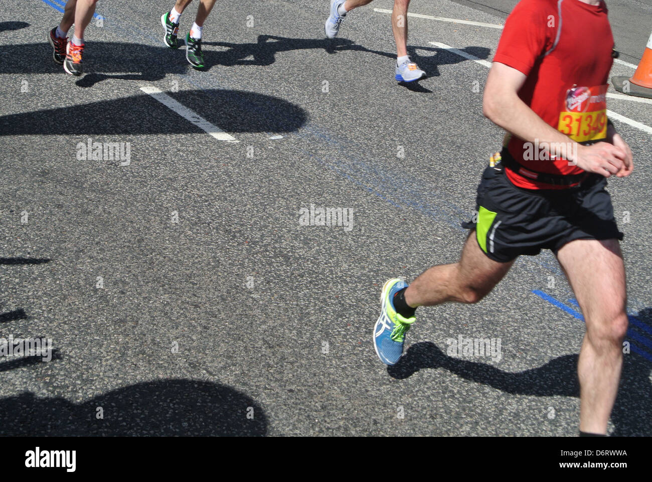 Maratona di Londra, guide, 13 miglia, metà, segnaletica orizzontale di colore blu, Foto Stock