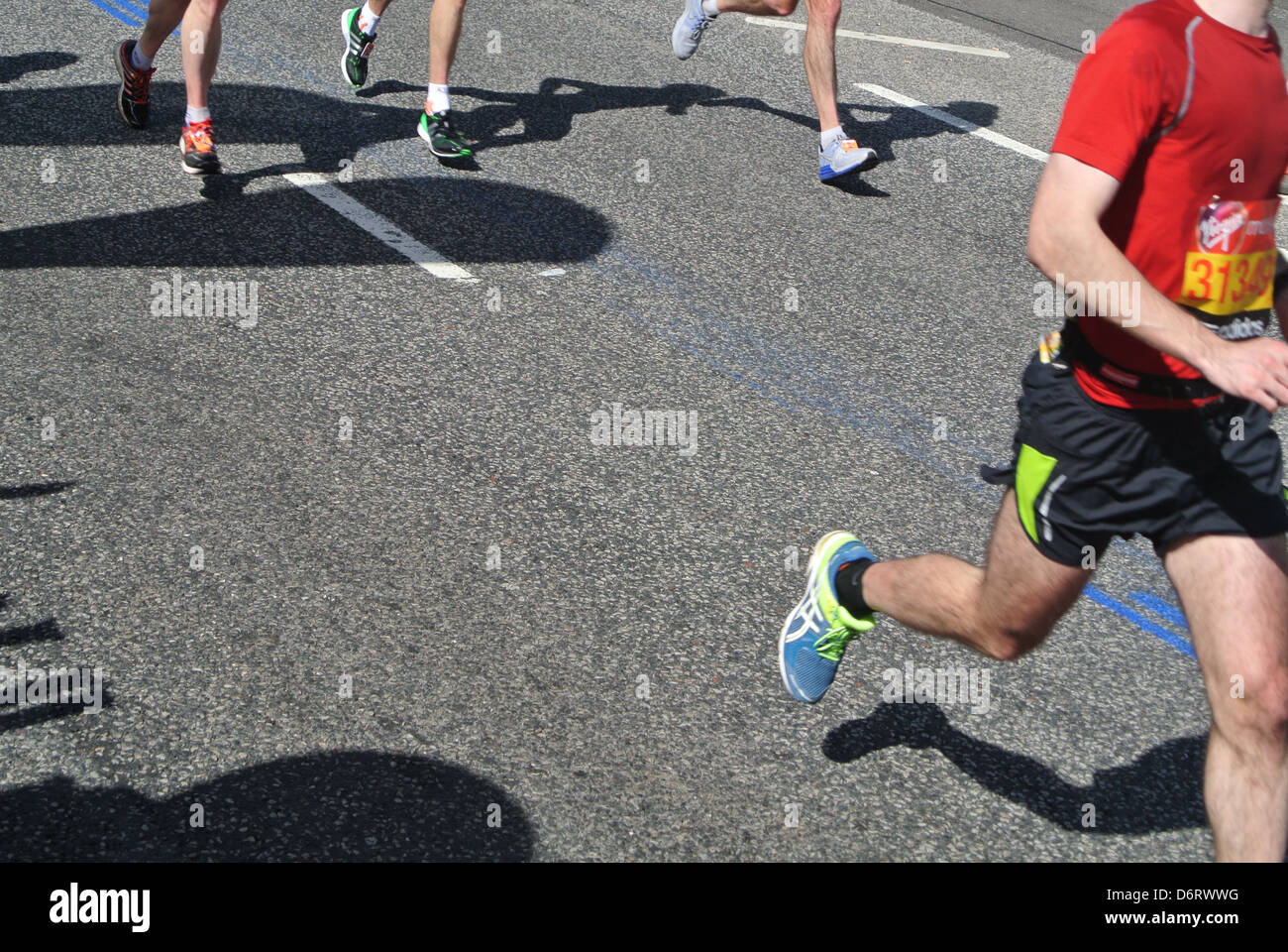 Maratona di Londra, guide, 13 miglia, metà, segnaletica orizzontale di colore blu, Foto Stock