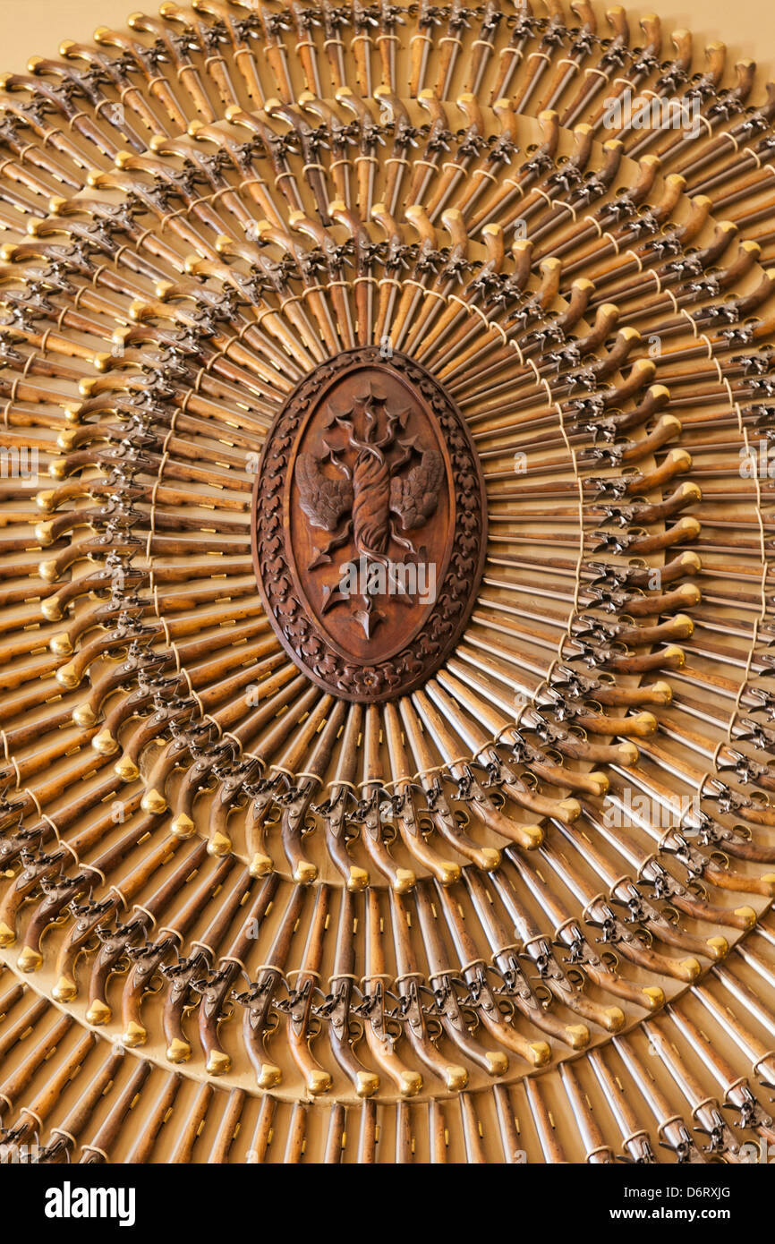 Regno Unito Inghilterra Londra Surrey Hampton Court Palace Guglielmo III di Appartamenti del Re Camera di guardia Wall Display PISTOLE ANTICHE Foto Stock