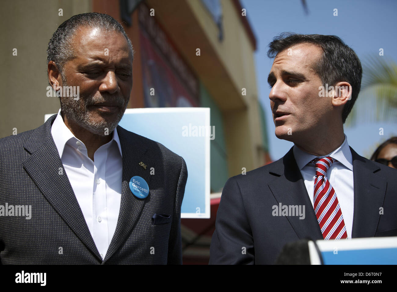 Marzo 29, 2013 - Los Angeles, California, Stati Uniti - L.A. Consigliere Comunale Bernard Parks approva mayoral.candidato Eric Garcetti nel corso di una conferenza stampa a Garcetti Sud della sede di Los Angeles come Eric Garcetti campagne per la carica di sindaco della città di Los Angeles il Venerdì, Marzo 29, 2013 a Los Angeles, California. (Credito Immagine: © Patrick Fallon/ZUMAPRESS.com) Foto Stock