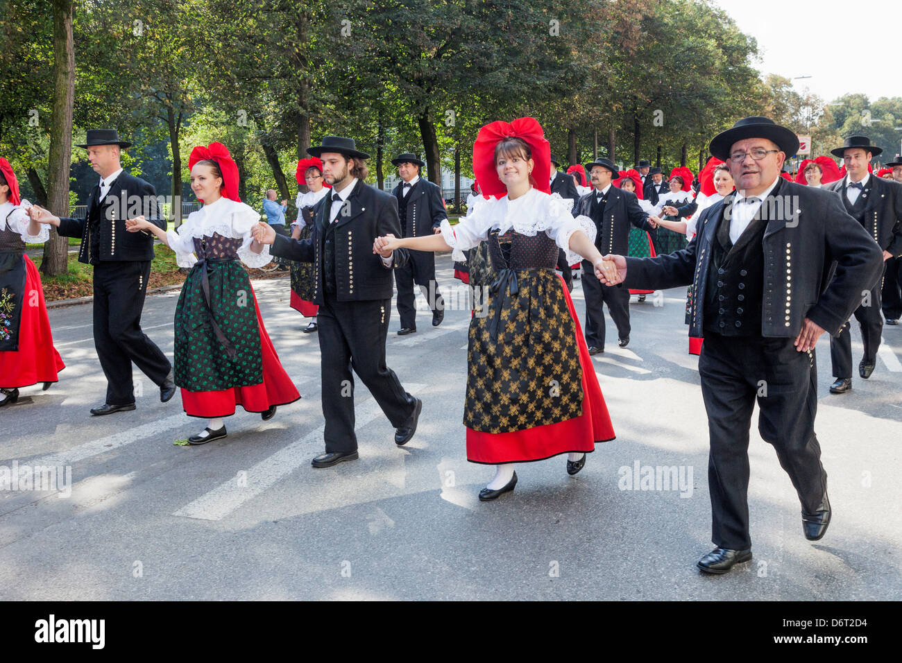 Persone in tradizionale costume regionale durante l'Oktoberfest Parade, Monaco di Baviera, Germania Foto Stock