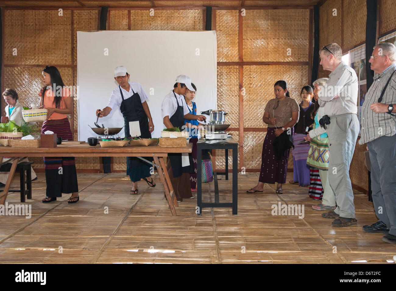 I turisti che frequentano la classe di cucina, Patrimonio Inthar House, Inpawkhon Village, Lago Inle, Stato Shan, Myanmar (Birmania) Foto Stock