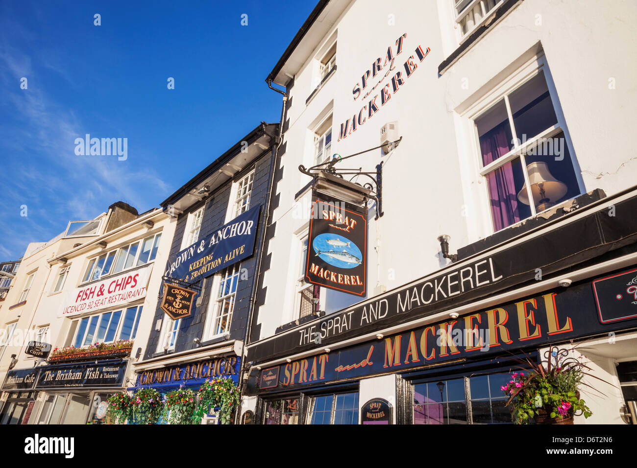 Regno Unito, Inghilterra, Devon, Brixham, Brixham Porto, Pub e Negozi Foto Stock