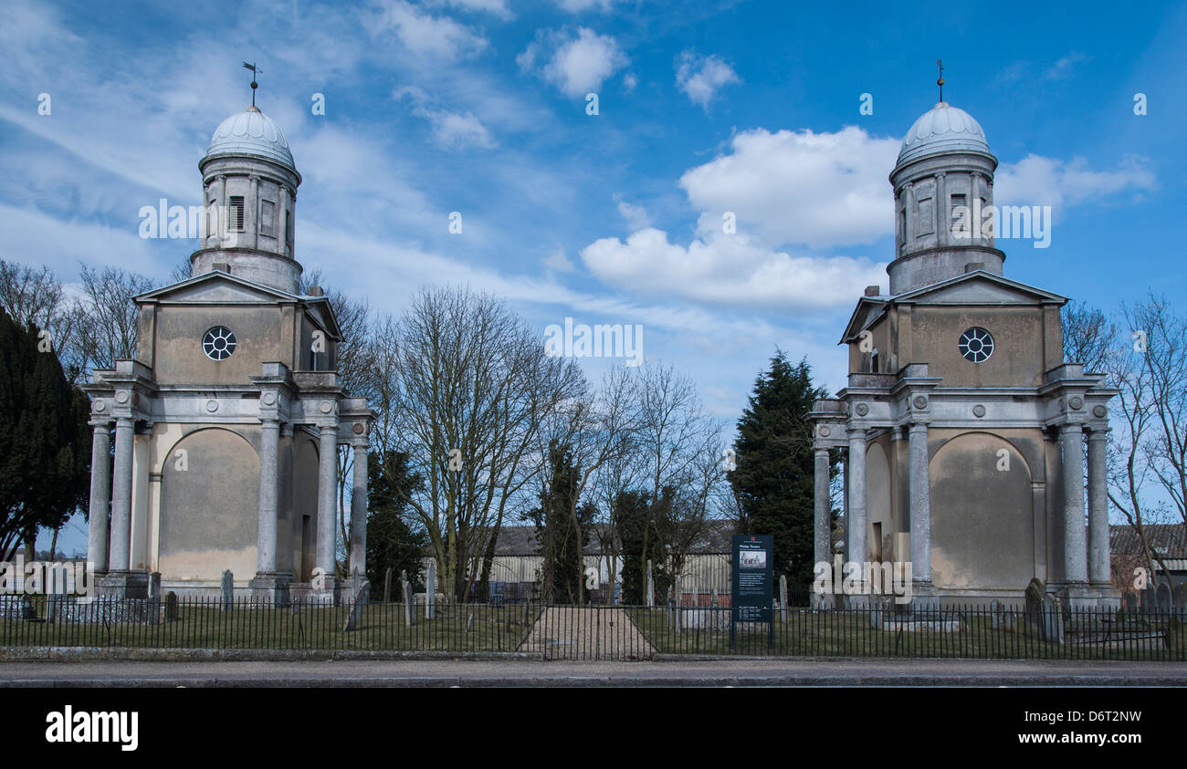 Mistley Towers è tutti i thats a sinistra della chiesa progettata da Robert Adams 1776 in Mistley Essex Foto Stock