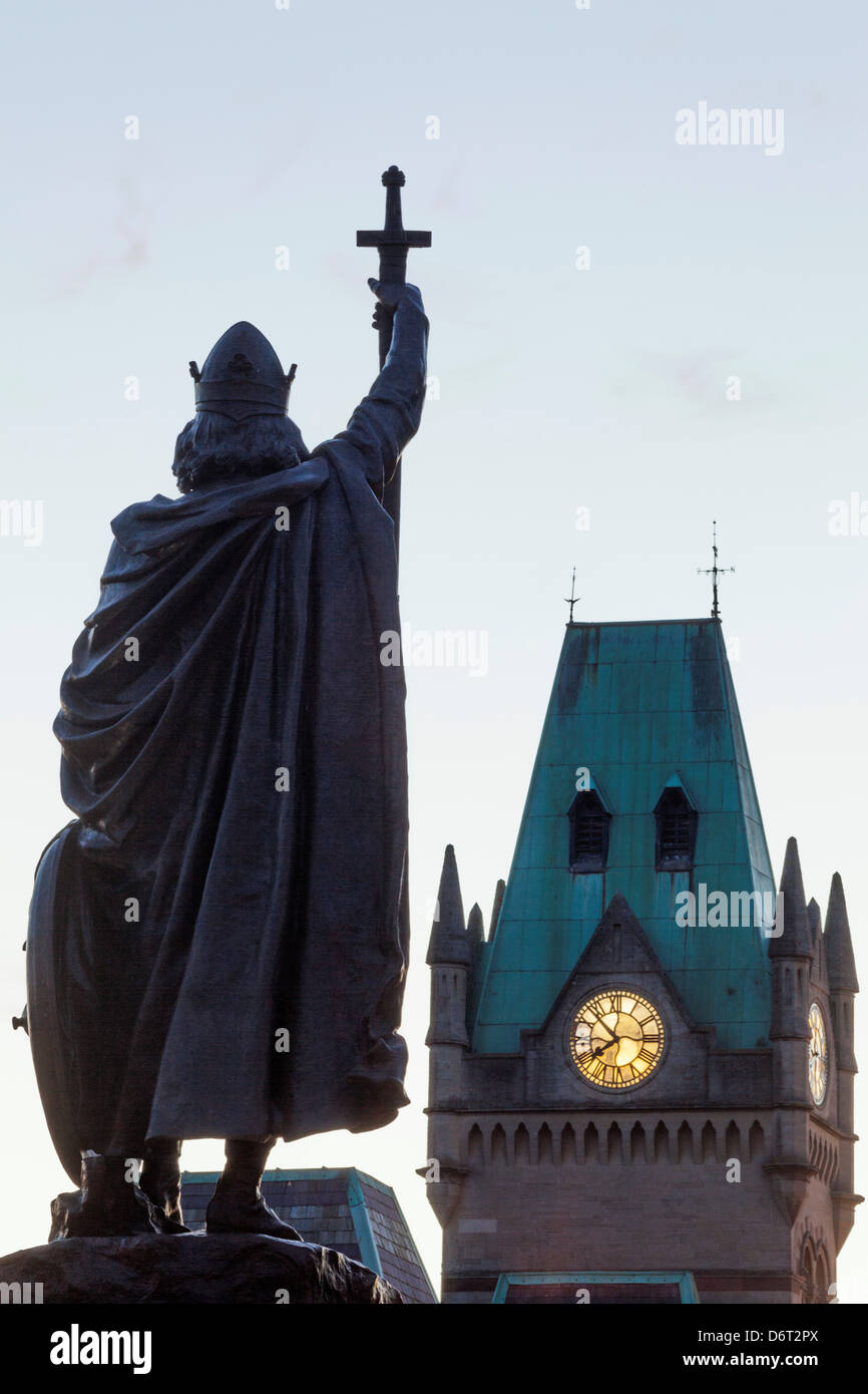 Regno Unito, Inghilterra, Hampshire, Winchester, King Alfred statua Foto Stock