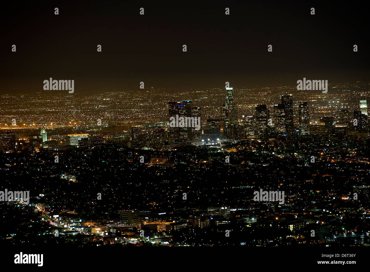 Los Angeles, California, 11 Aprile 2013: una notte tempo vista di Los Angeles in direzione del centro città. Foto Stock