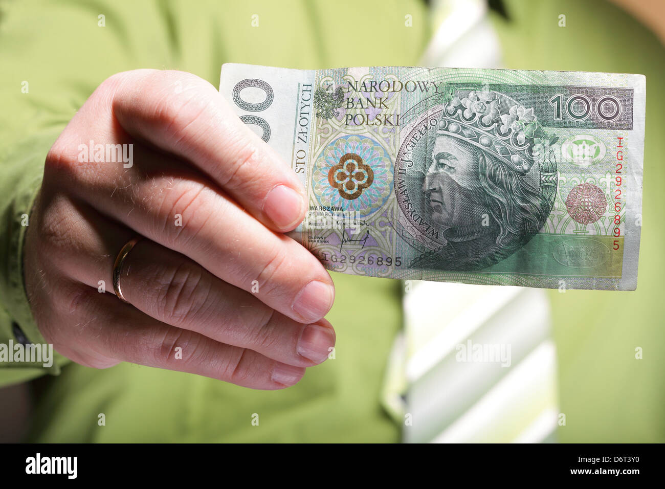 Imprenditore azienda denaro polacco cento zloty banconota Foto Stock