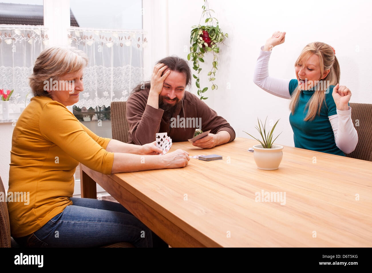 La famiglia è la riproduzione di giochi e avendo molto divertente Foto Stock