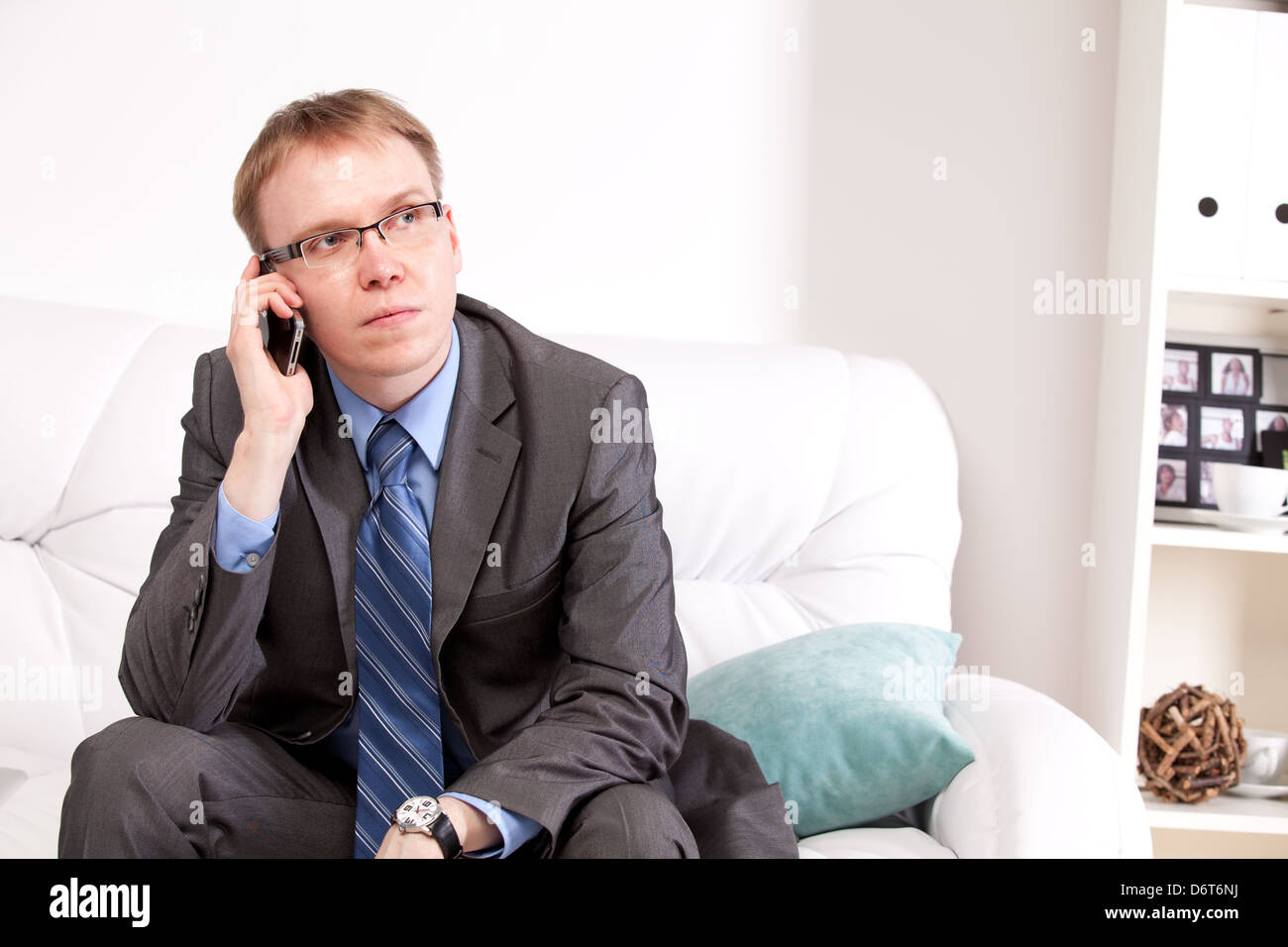 Uomo seduto sul divano Foto Stock