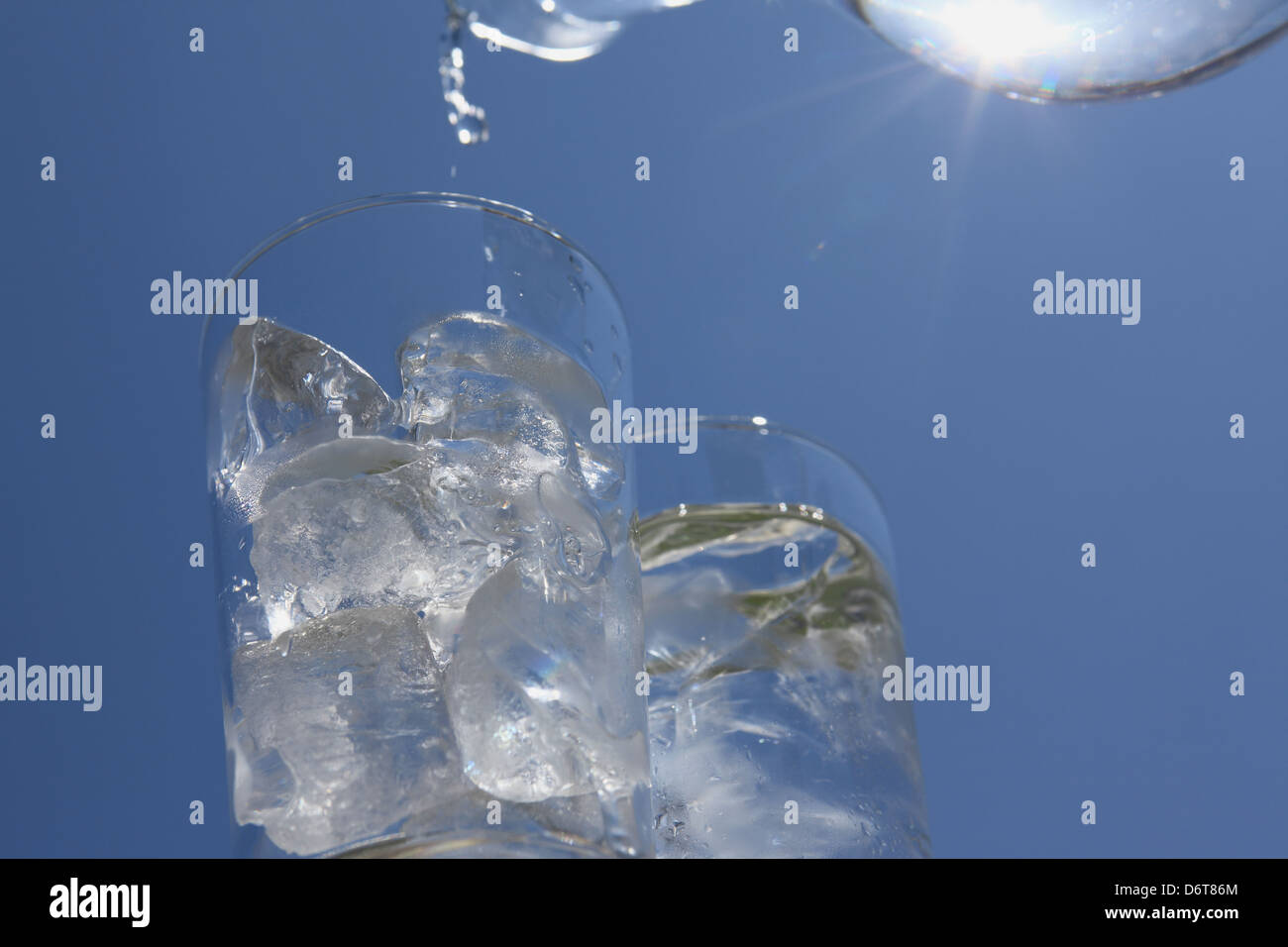 Due bicchieri di acqua e cielo blu Foto Stock