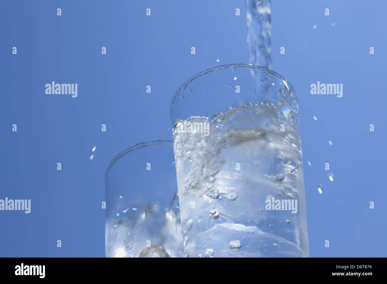 Due bicchieri di acqua e cielo blu Foto Stock