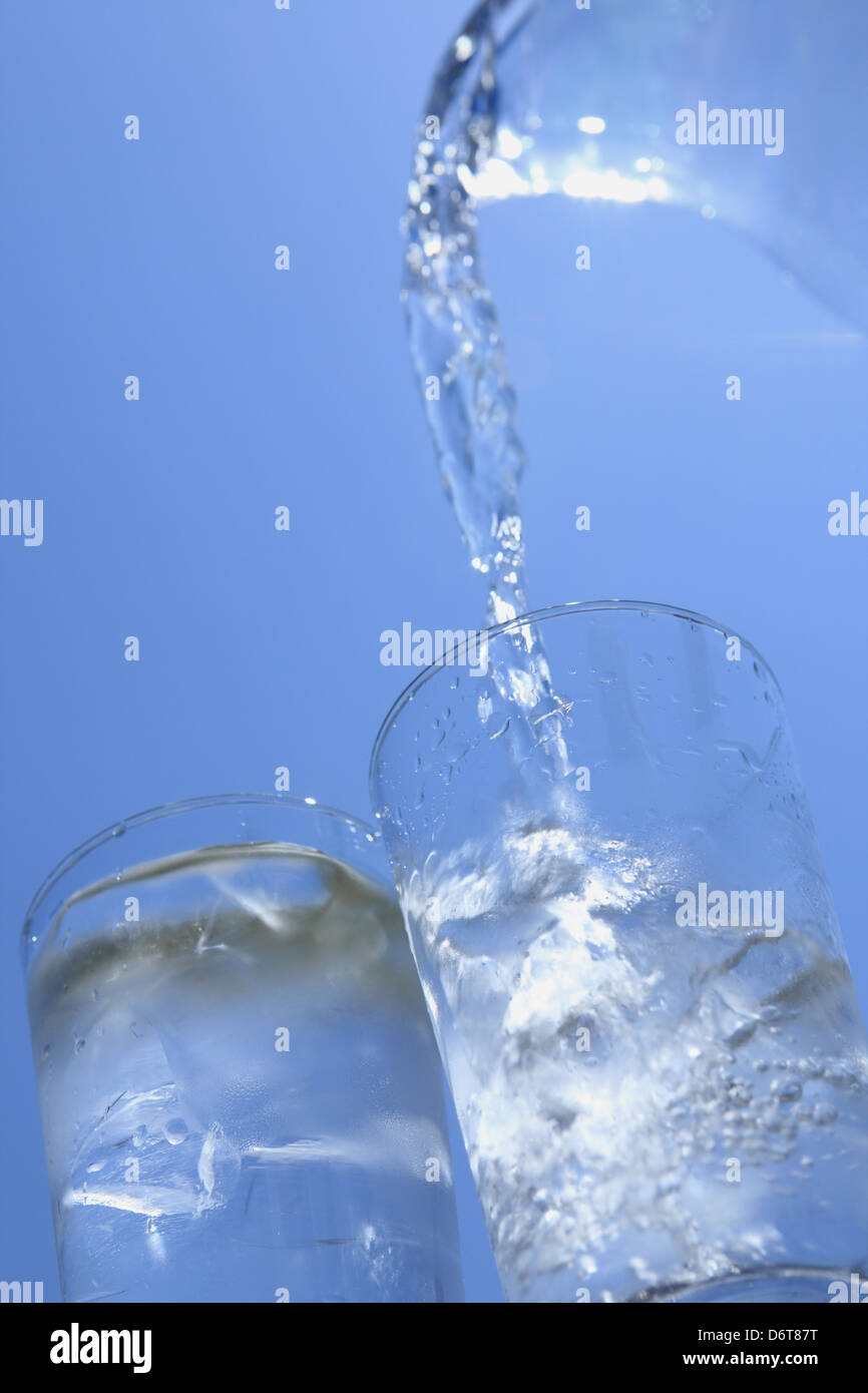 Due bicchieri di acqua e cielo blu Foto Stock