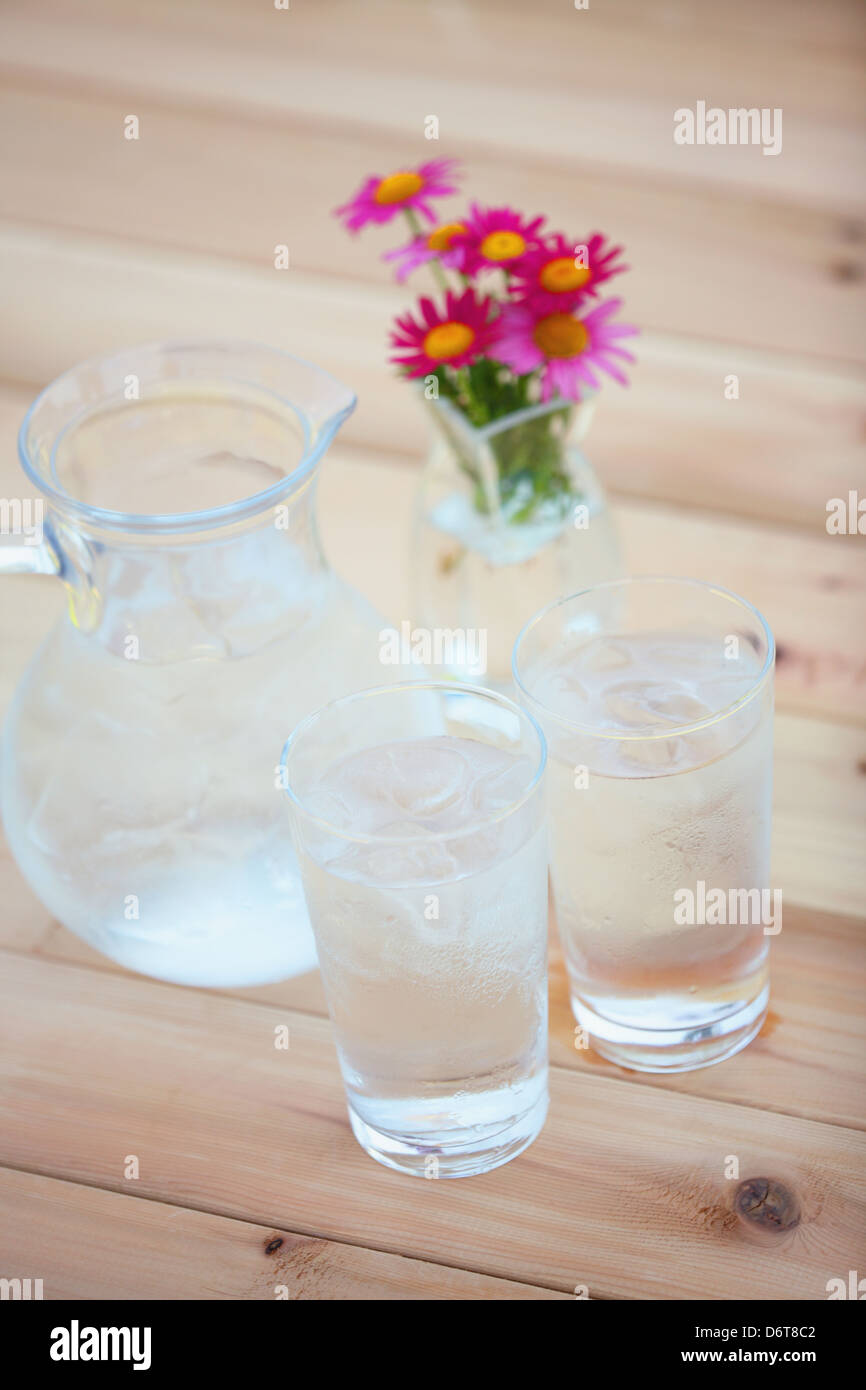 Bicchieri di acqua su un tavolo Foto Stock