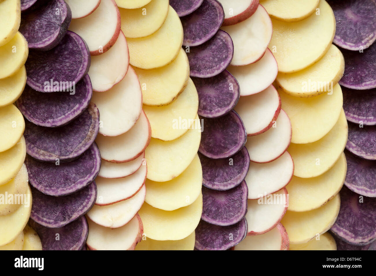 Oro, rosso e viola le fette di patate Foto Stock