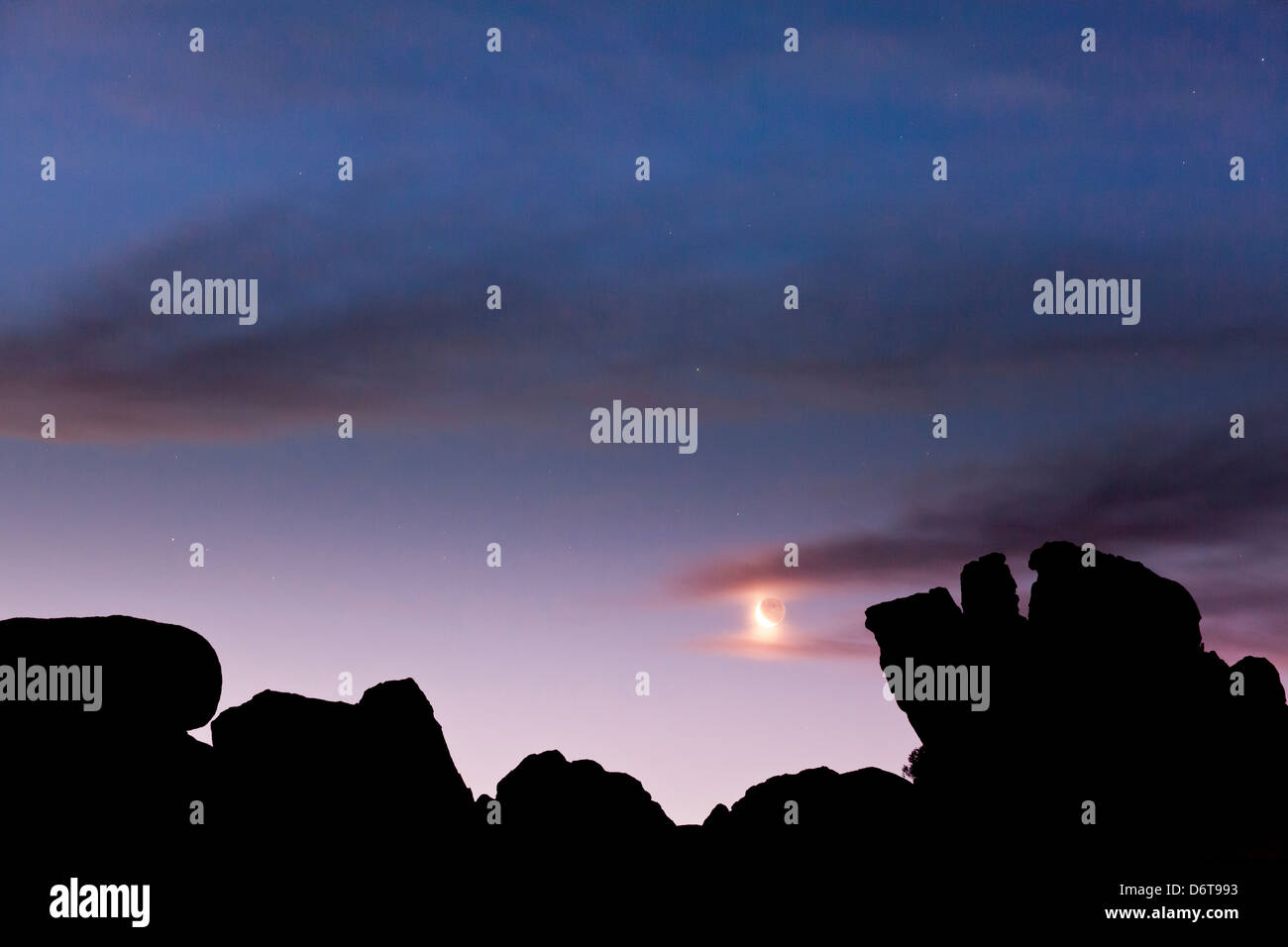 Stati Uniti, California, Luna e Predawn sky, Alabama Hills, vicino a Lone Pine Foto Stock