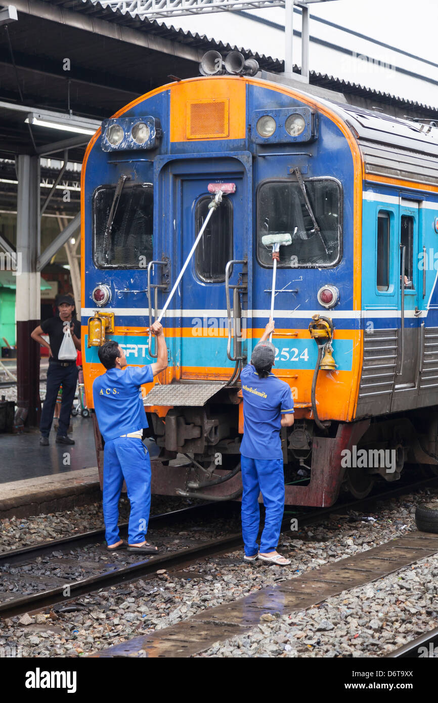 Trasporto in treno alla stazione di Bangkok in Thailandia essendo lavato Foto Stock