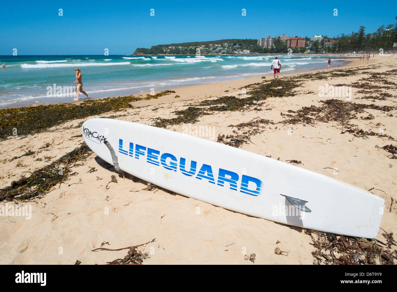 Bagnino di salvataggio con la tavola da surf sulla spiaggia di Manly in Australia Foto Stock