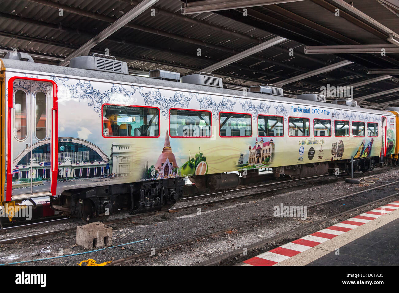Trasporto in treno alla stazione di Bangkok in Thailandia Foto Stock