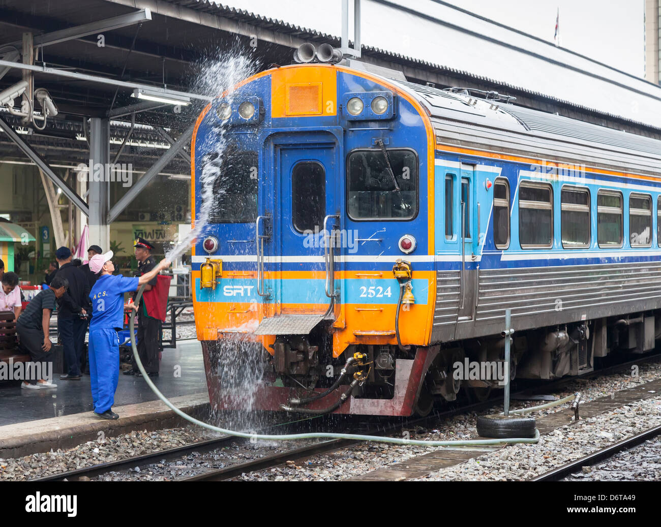 Trasporto in treno alla stazione di Bangkok in Thailandia essendo lavato Foto Stock