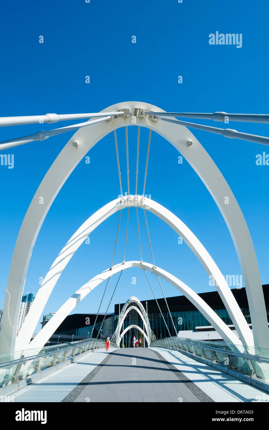 Il marittimo moderno il ponte che attraversa il fiume Yarra nel centro di Melbourne in Australia Foto Stock