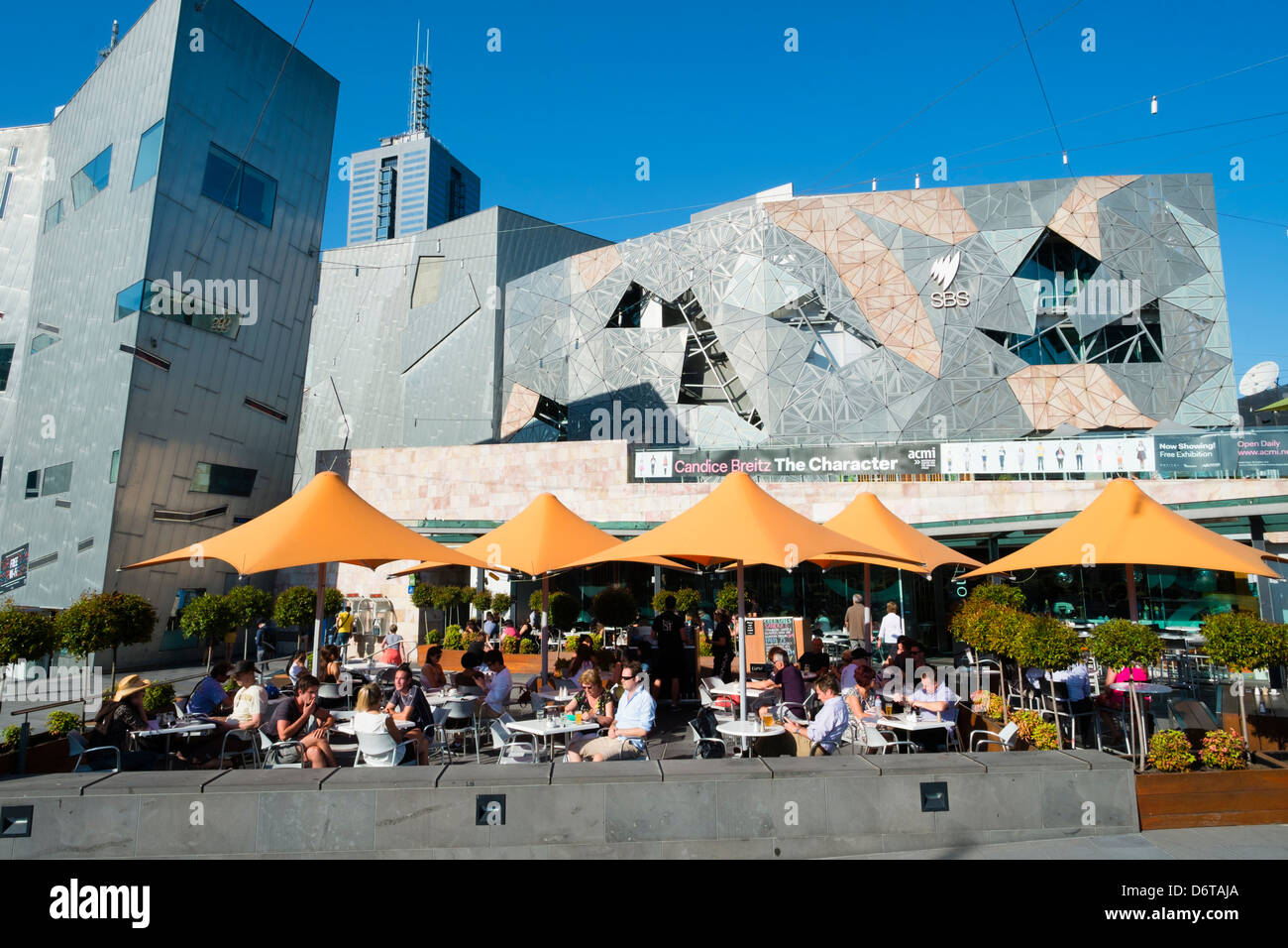 Vista del bar e la gente a Federation Square nel centro di Melbourne in Australia Foto Stock