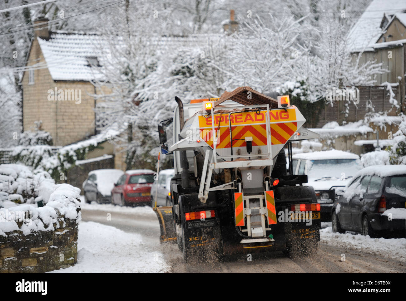 Un aratro di neve e gritter chiaro corsie nei pressi del villaggio di Selsley, GLOUCESTERSHIRE REGNO UNITO Foto Stock