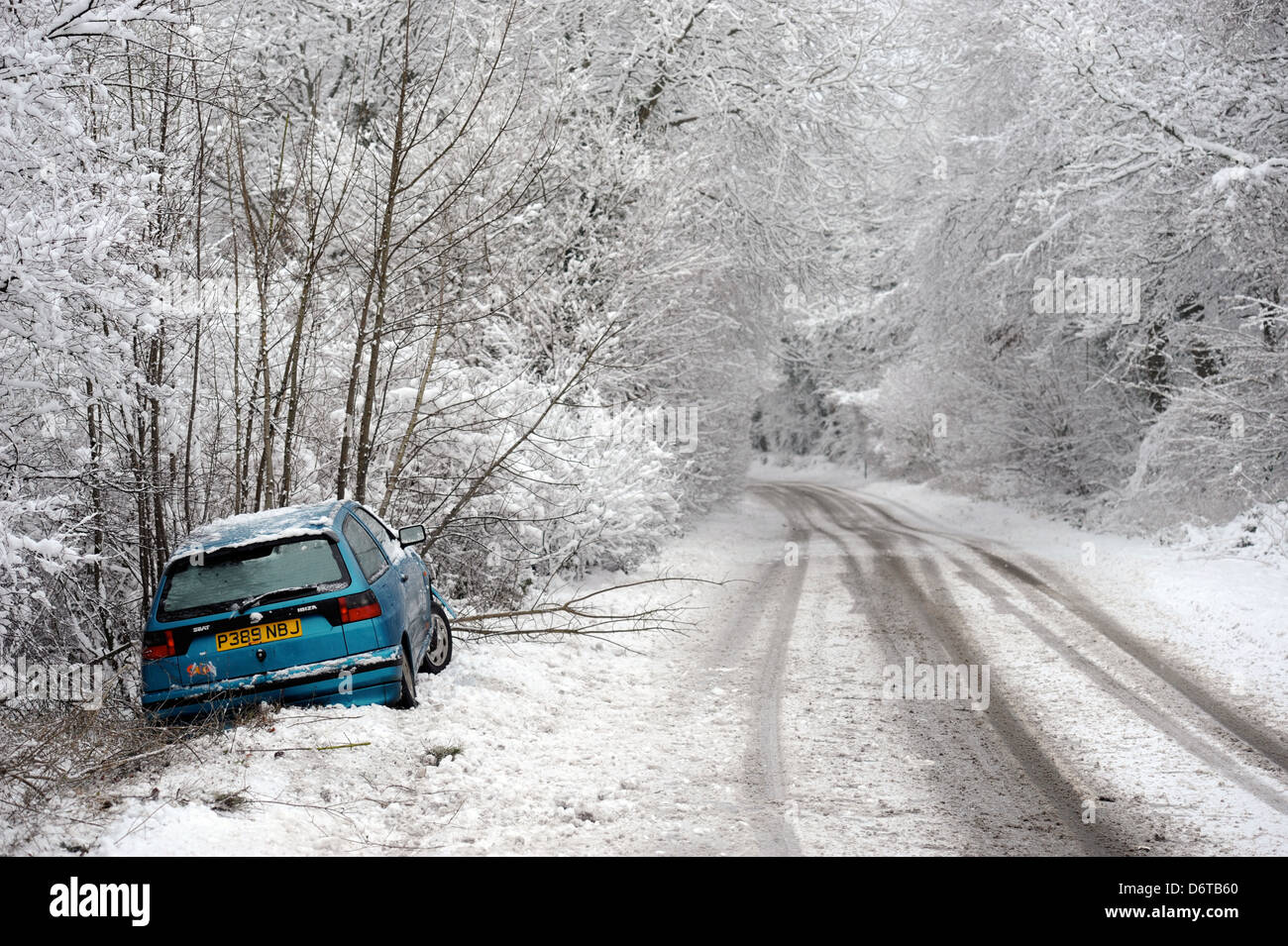 Un crash car che a sinistra la strada in condizioni di neve vicino a Stroud GLOUCESTERSHIRE REGNO UNITO Foto Stock