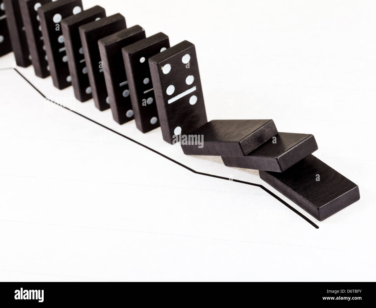 Il concetto di business - caduta di domino e caduta delle vendite grafico Foto Stock