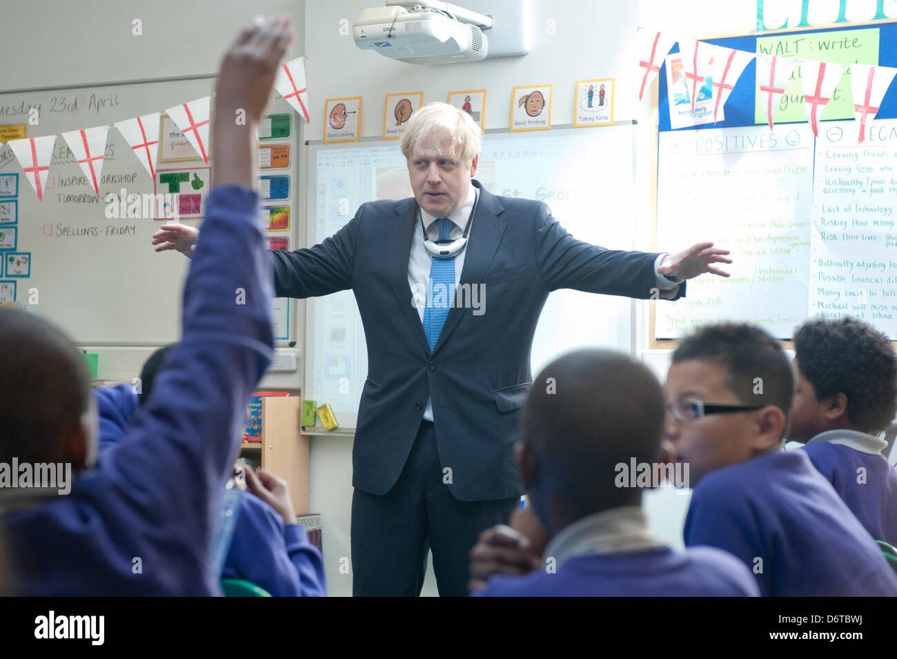 Londra, Regno Unito. 23 Aprile, 2013. Il sindaco di Londra Boris Johnson visite Tidemill Academy di Londra sud dove egli si unisce gli alunni della classe di Bonsai (età 10-11) per una classe speciale di mark St George's Day. Credito: Piero Cruciati/Alamy Live News Foto Stock