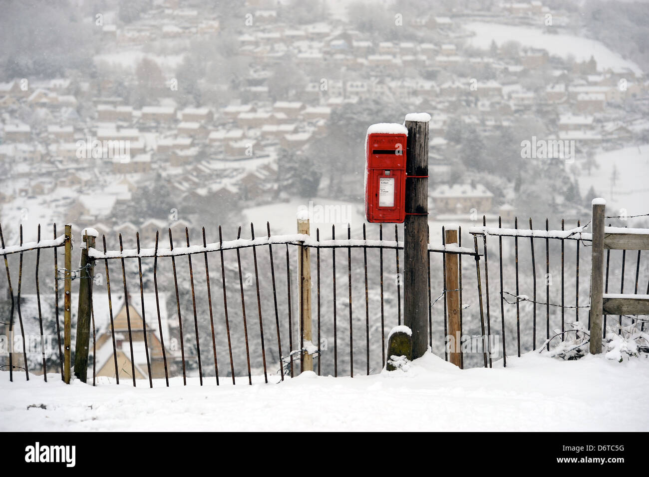 Un tradizionale red letter box in Stroud valli, GLOUCESTERSHIRE REGNO UNITO Foto Stock