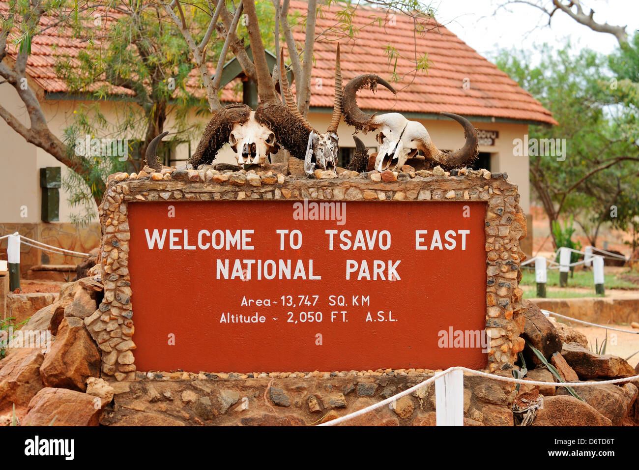 Cartello nel parco nazionale orientale di Tsavo, Kenya, Africa orientale Foto Stock