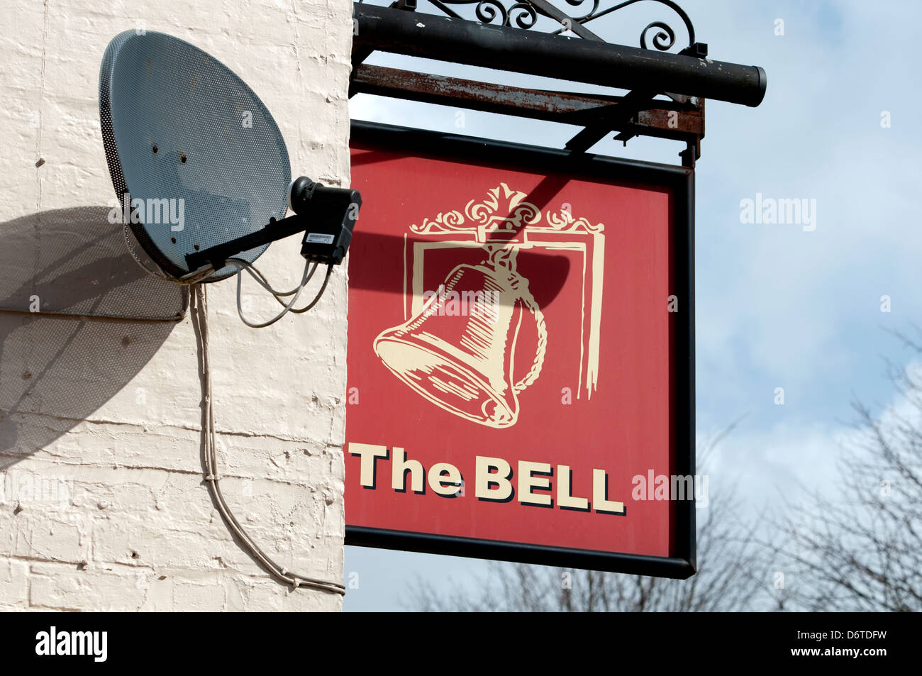 La campana pub segno e TV satellite dish, Astwood Bank, Worcestershire, Regno Unito Foto Stock