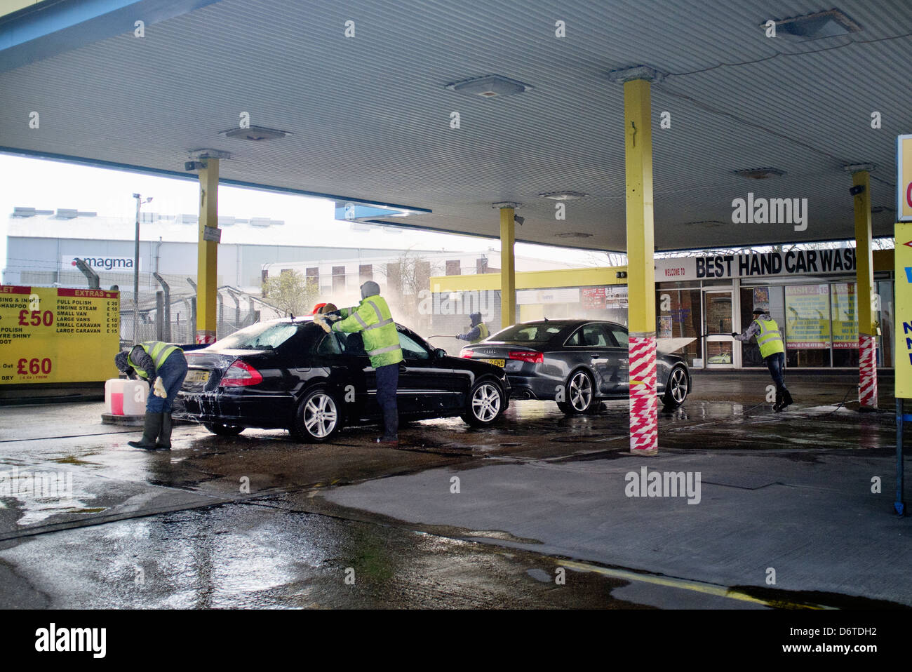 Drive thru autolavaggio manuale e il servizio di ritiro e riconsegna Foto Stock