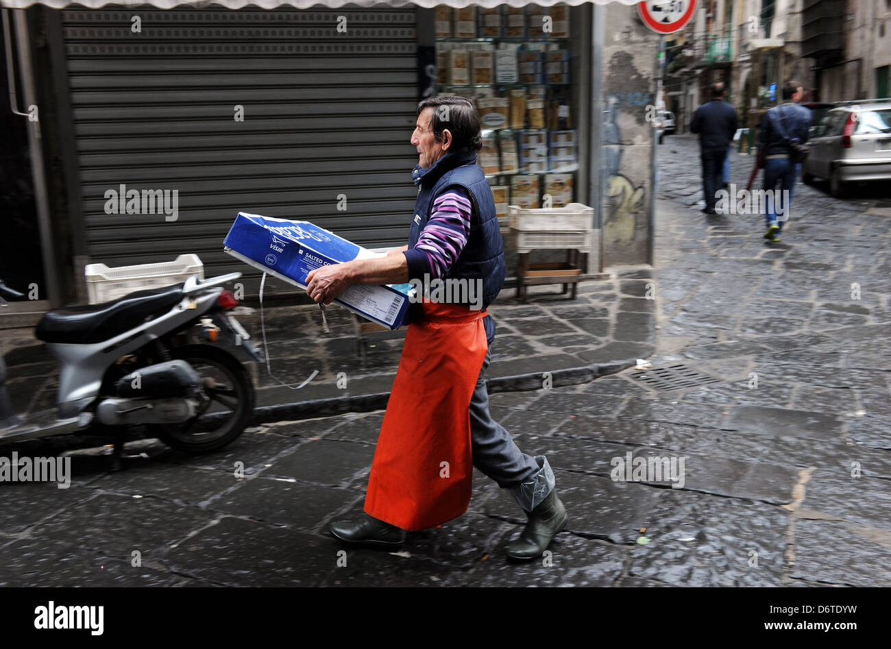 Un pescivendolo a Napoli, Italia. Foto di Paolo Heyes, sabato 30 marzo, 2013. Foto Stock