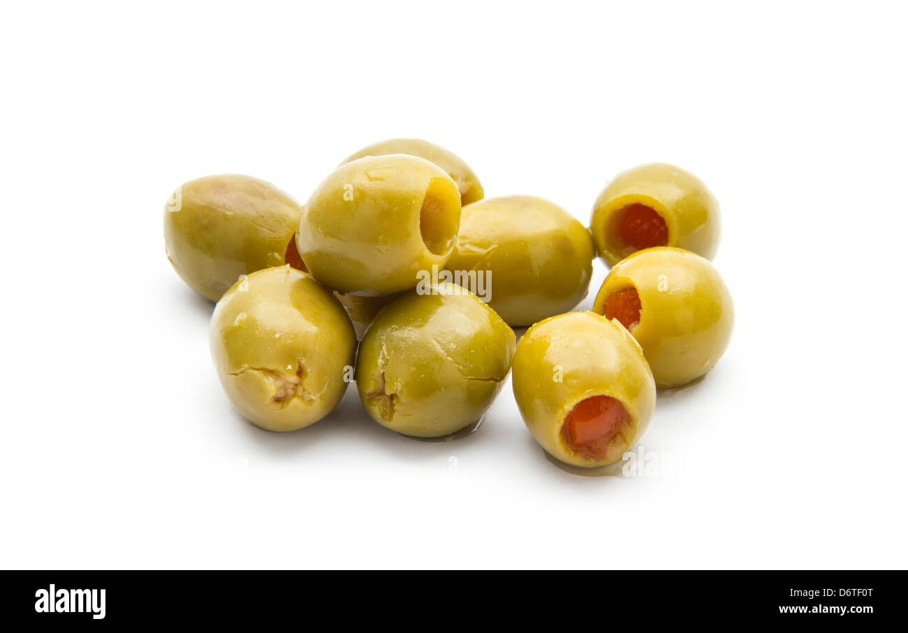 Gruppo di olive verdi isolati su sfondo bianco Foto Stock