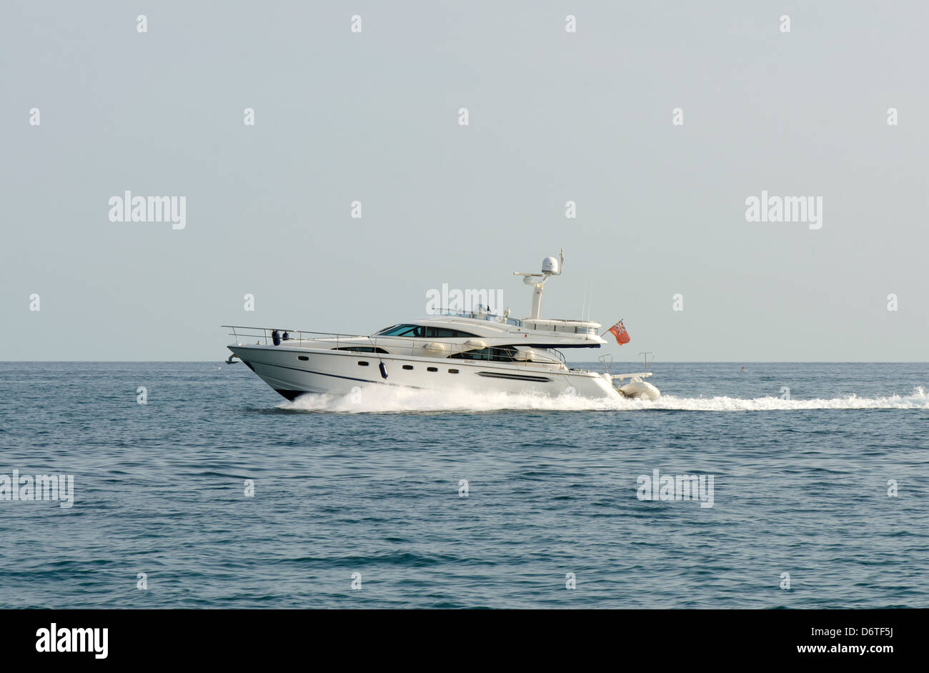 Una barca che attraversa il mare Mediterraneo, Marbella, Spagna. Foto Stock