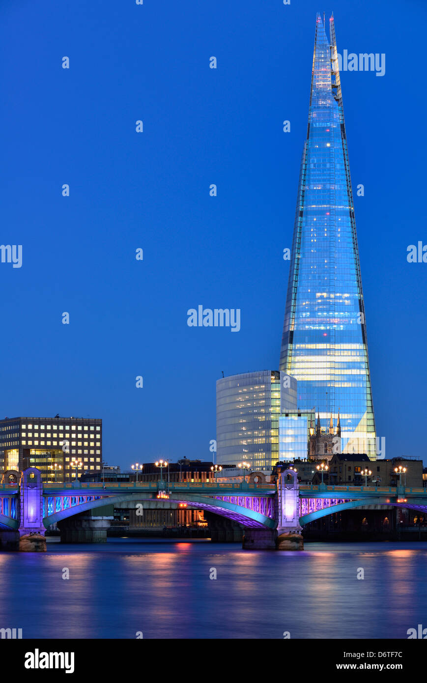 Shard al crepuscolo, London Bridge Quarter, Southwark Bridge, London, Regno Unito Foto Stock