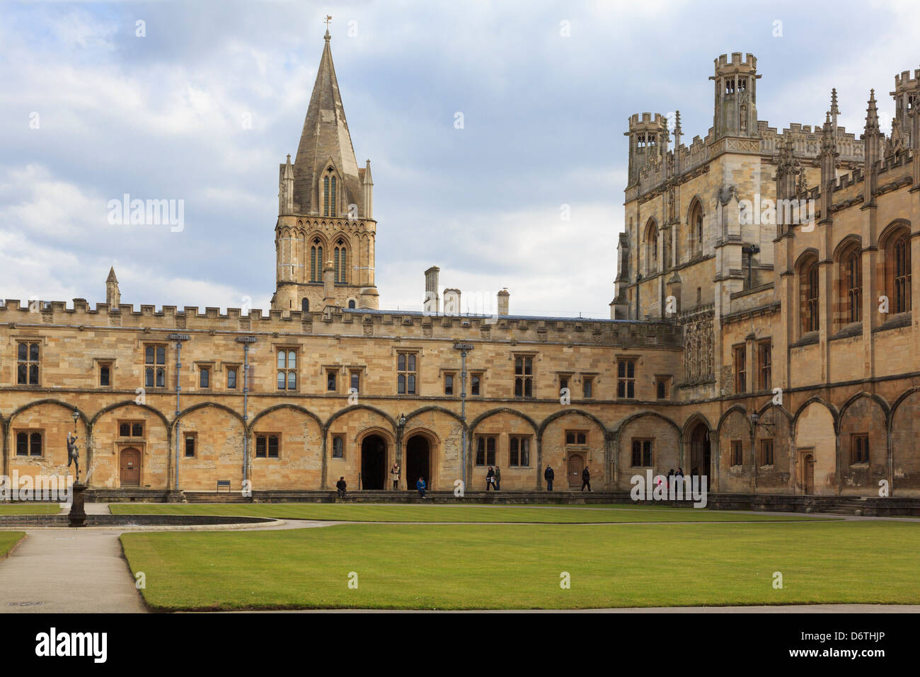 Edifici universitari intorno al grande quadrangolo o Tom Quad in Christ Church College di Oxford, Oxfordshire, Inghilterra, Regno Unito, Gran Bretagna Foto Stock