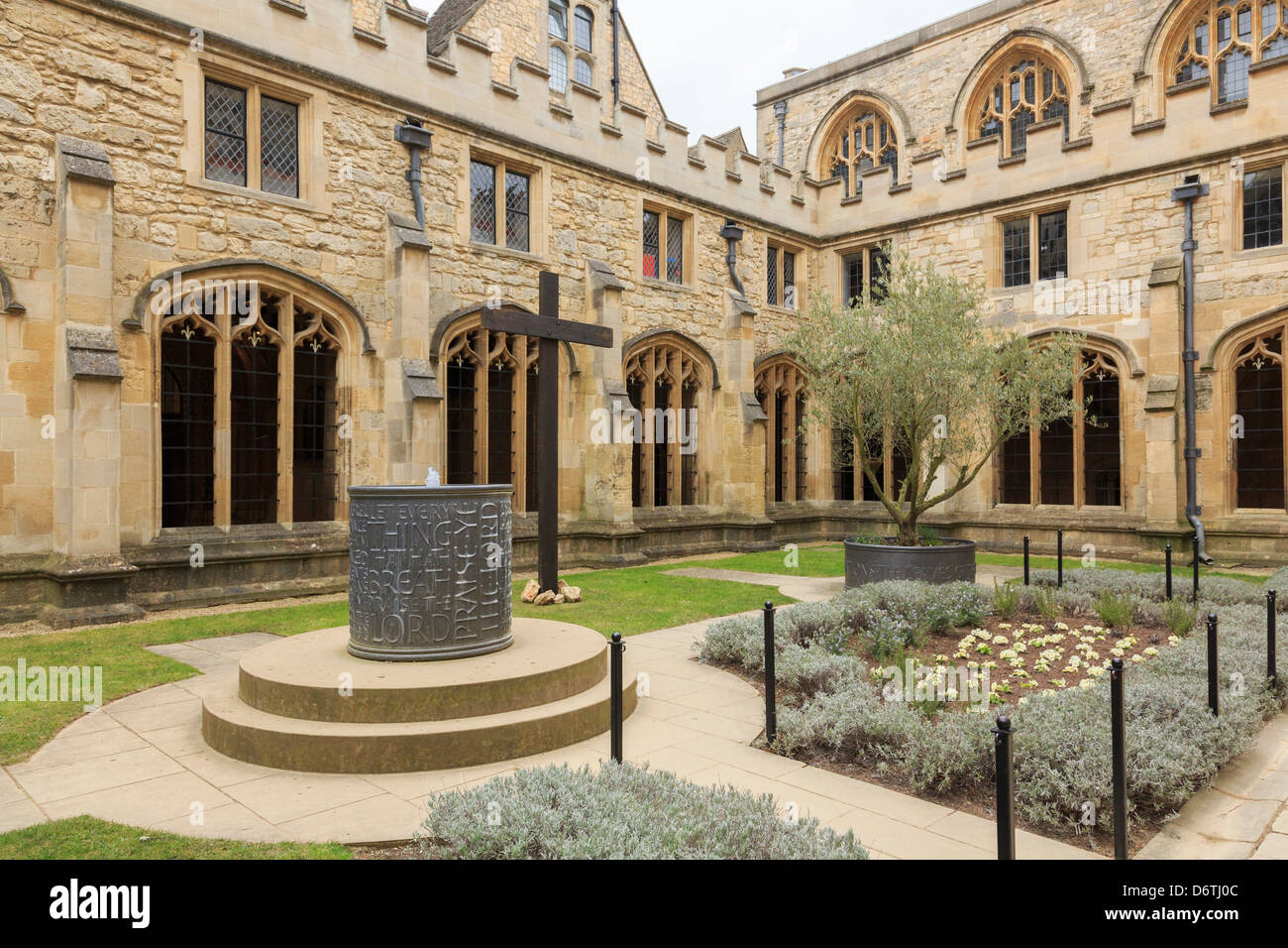 Chiostri con albero di olivo e iscrizione sulla fontana al Christ Church College del quadrangolo nell università di Oxford Oxfordshire England Regno Unito Gran Bretagna Foto Stock