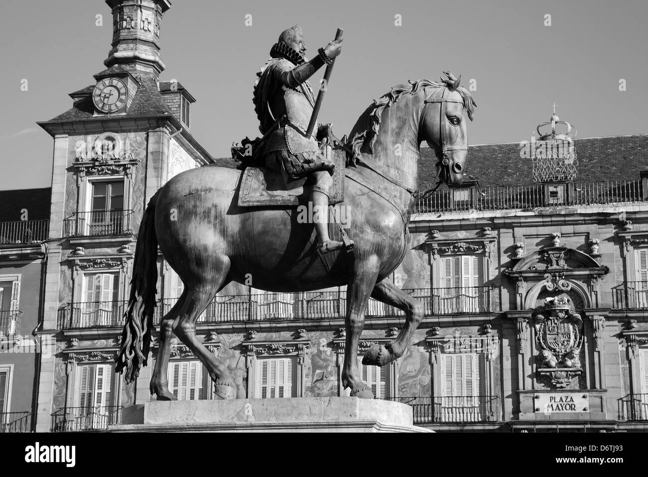 Madrid - Plaza Mayor nella luce del mattino con la statua di Philips III e la Casa de la Panaderia nel Marzo 9, 2013 in Spagna. Foto Stock
