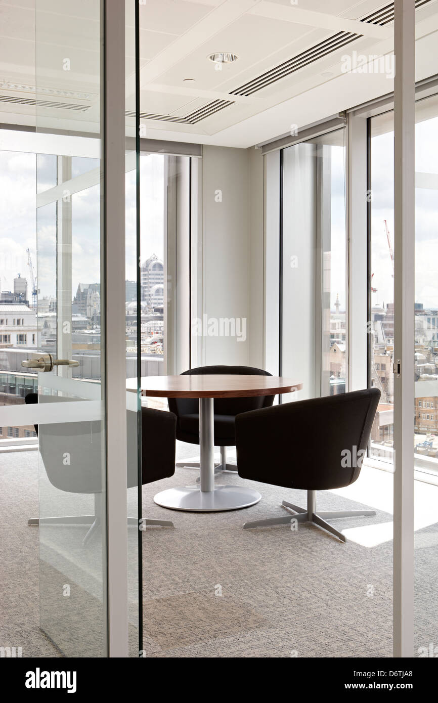 Ufficio sala riunioni lastra di vetro vista città Foto Stock