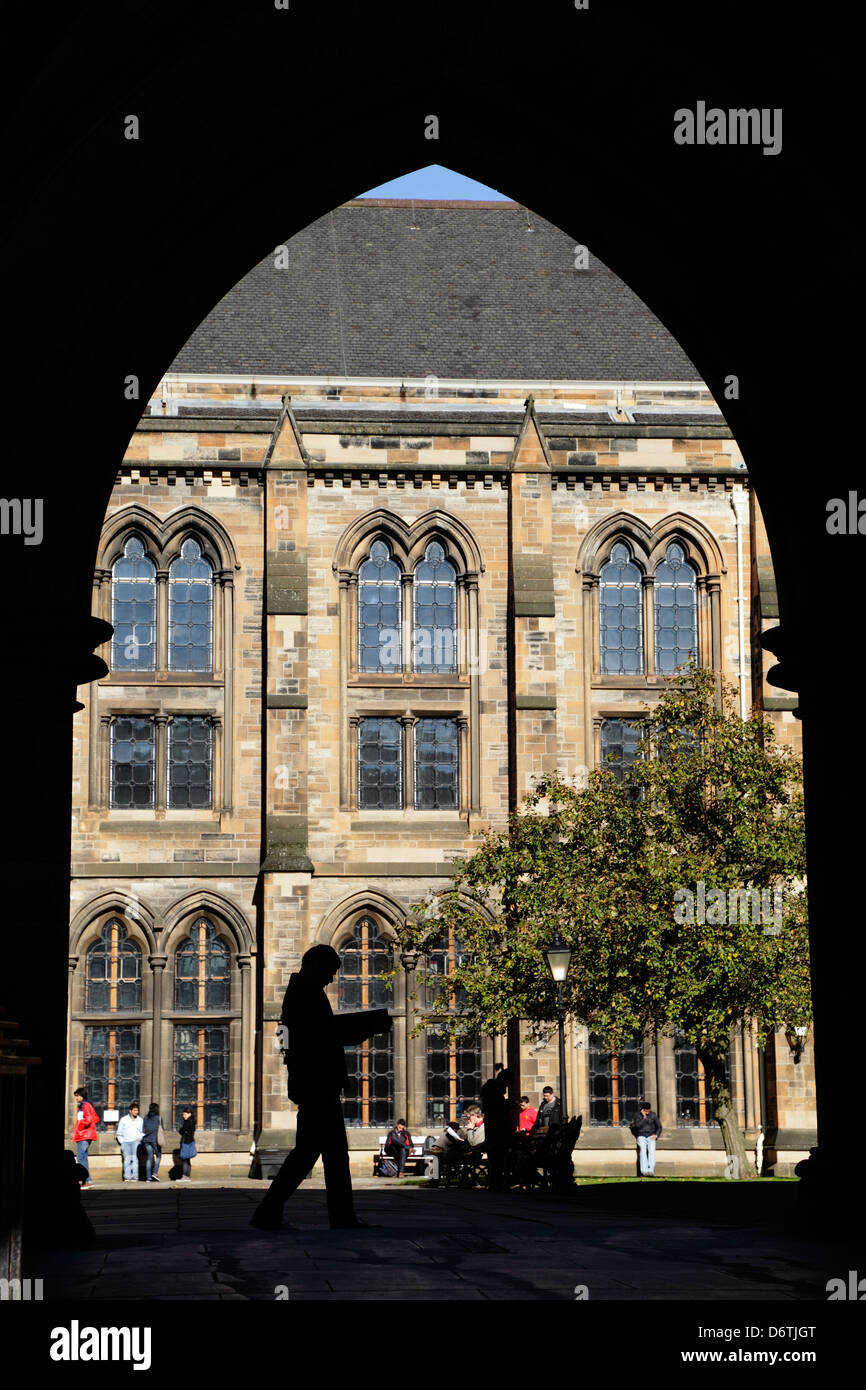 Vista attraverso un arco che conduce al Quadrangle Est sulla University of Glasgow Gilmorehill Campus, Glasgow, Scozia, Regno Unito Foto Stock