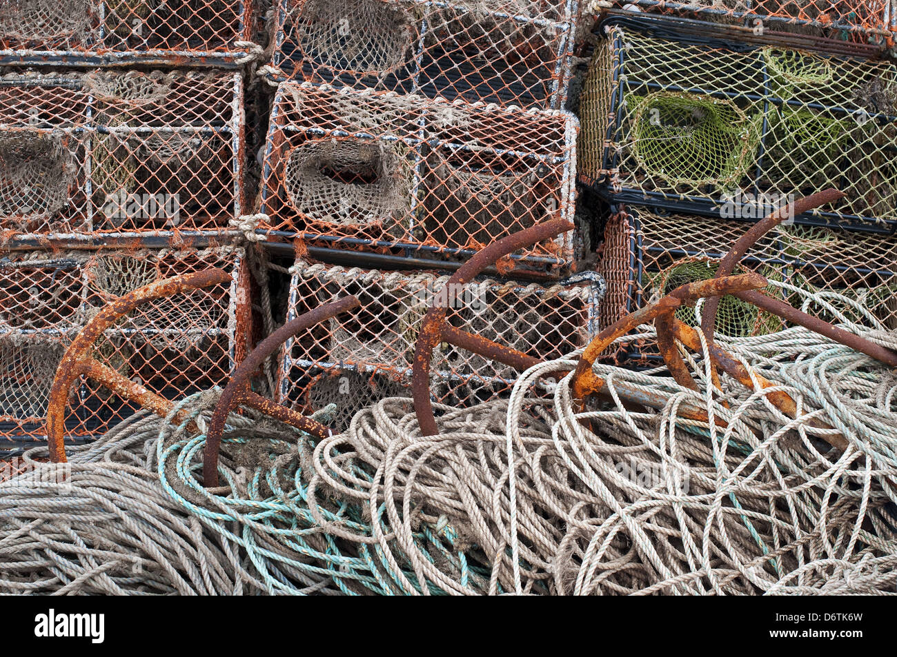 Attività di pesca del granchio pentole, rusty ancore e corde, Cley Beach, Cley-next-il-mare, Norfolk, Inghilterra, Ottobre Foto Stock