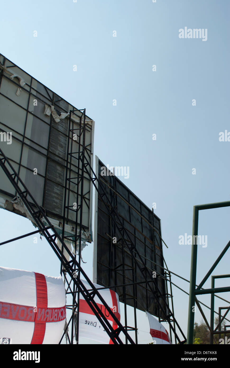 St George cross bandiere legata alla pubblicità cartelloni presso un'Inghilterra overseas test match in Colombo, Sri Lanka Foto Stock